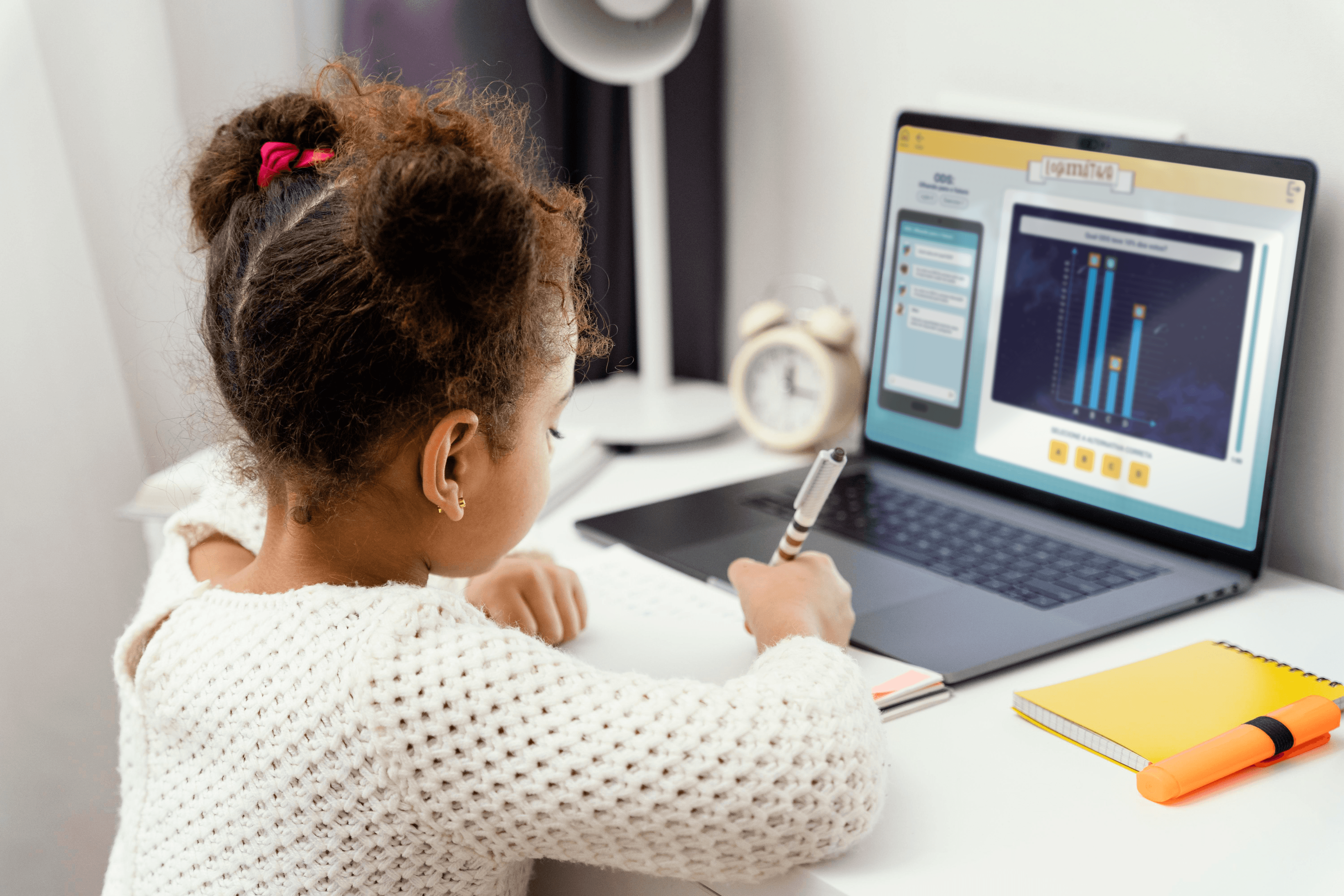 Aluno usando computador